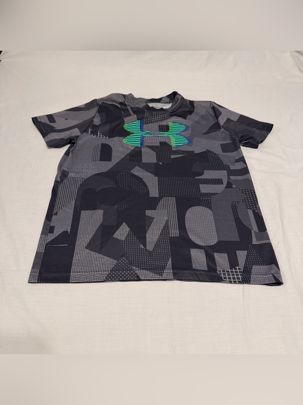 Under Armour Boys' Black & Gray Graphic Performance Tee with Green Logo Size YLG